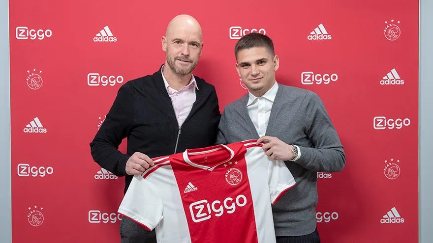Răzvan Marin a semnat alături de două legende cu Ajax! 