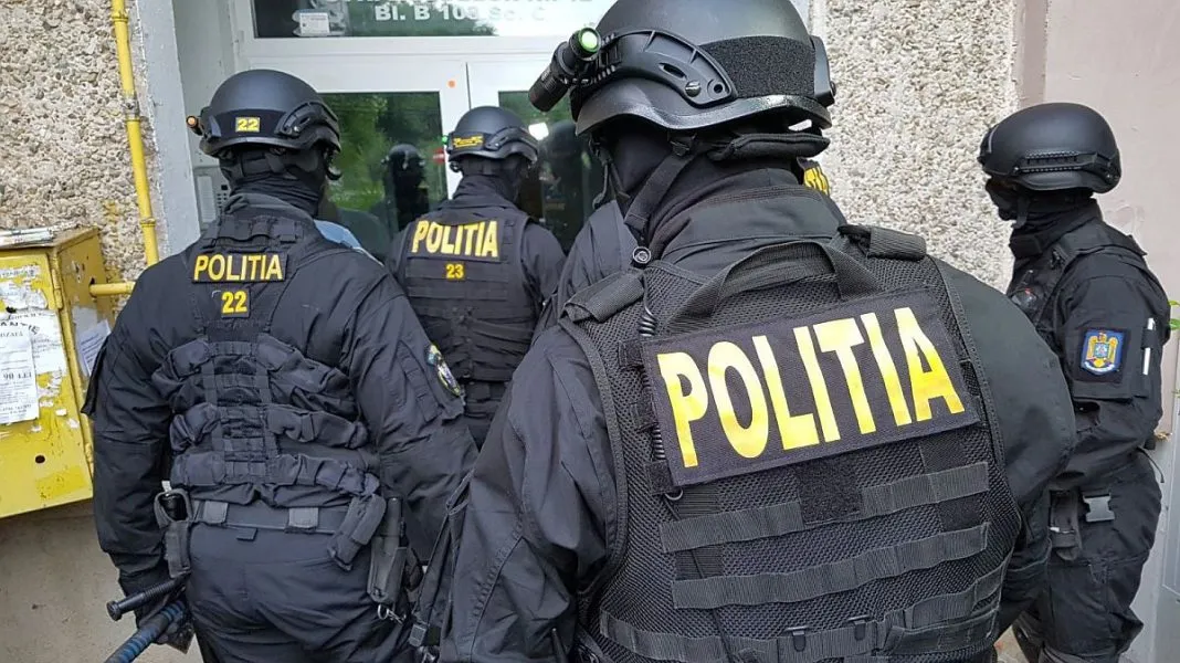 Percheziţii la persoane bănuite de proxenetism. Victimele, racolate prin metoda ”loverboy”