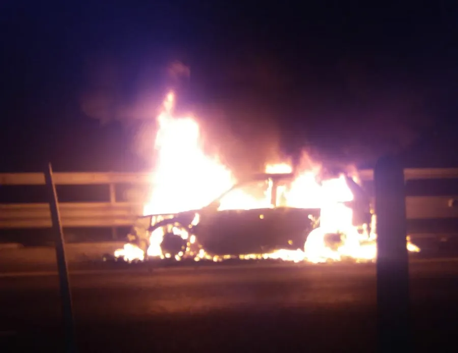 Mașină mistuită de flăcări pe A1