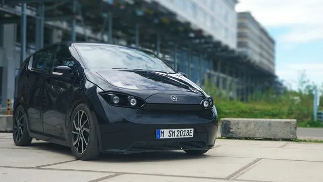Mașina cu panouri solare e cel mai prietenos vehicul cu mediul