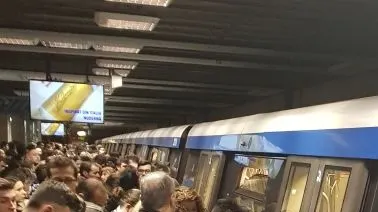 Probleme la metrou pe ruta Pipera - Berceni. Călătorii au așteptat zeci de minute pe peron