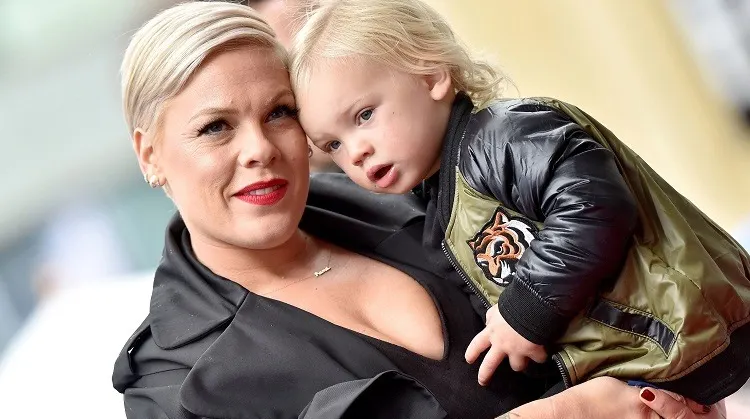 Pink a reacționat violent după ce fanii au criticat-o că și-a mutilat copilul