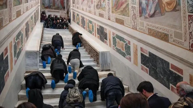 Scara către Rai, redeschisă. Oamenii s-au înghesuit să prindă un loc 