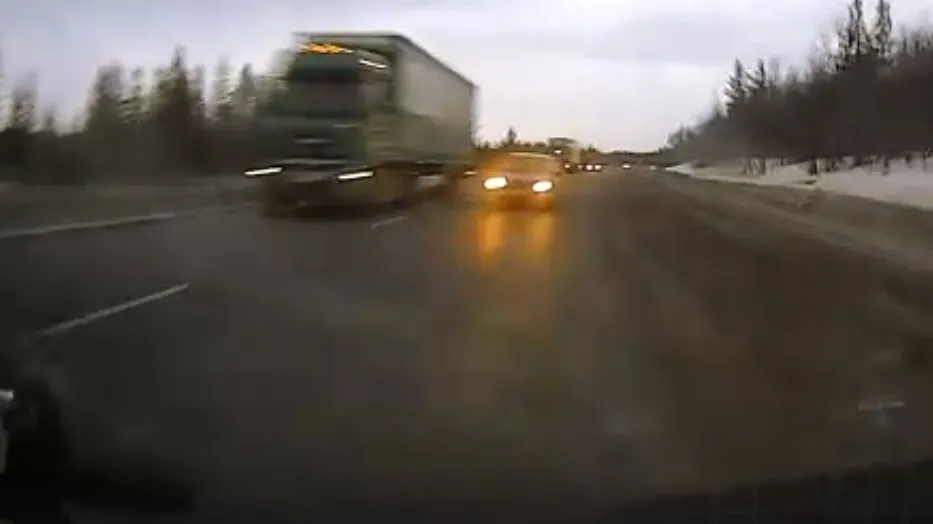 Momentul cumplit în care un Logan e spulberat de un TIR, filmat chiar din interiorul mașinii