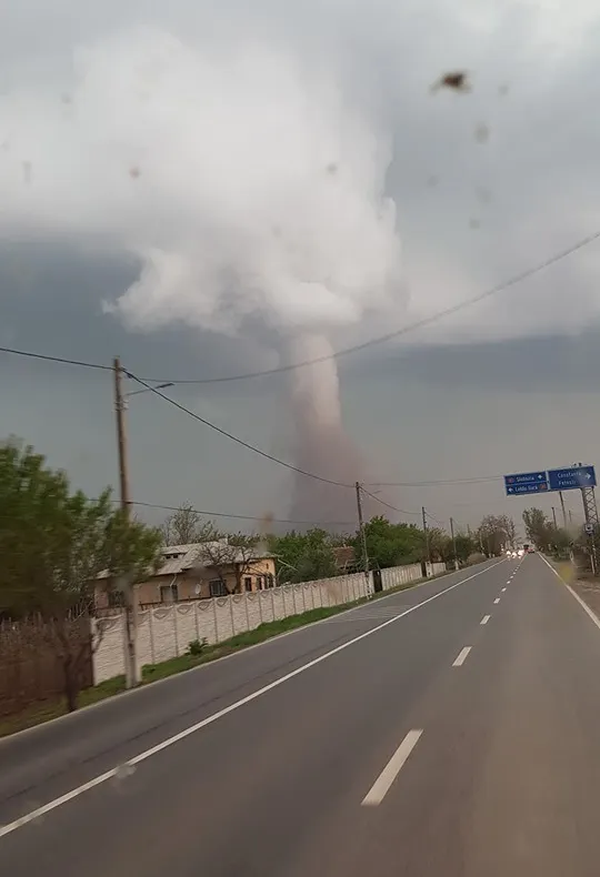 Dezastru după tornadă! Zeci de locuinţe avariate, oameni evacuaţi (VIDEO +GALERIE FOTO)