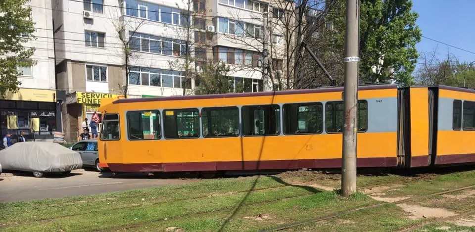 Poza șocantă cu un tramvai care a deraiat și era să spulbere mai multe mașini