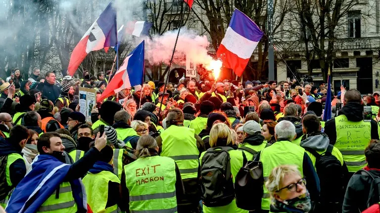 Soluția Macron pentru vestele galbene: reduceri de impozite, creșteri de pensii, desființarea ENA
