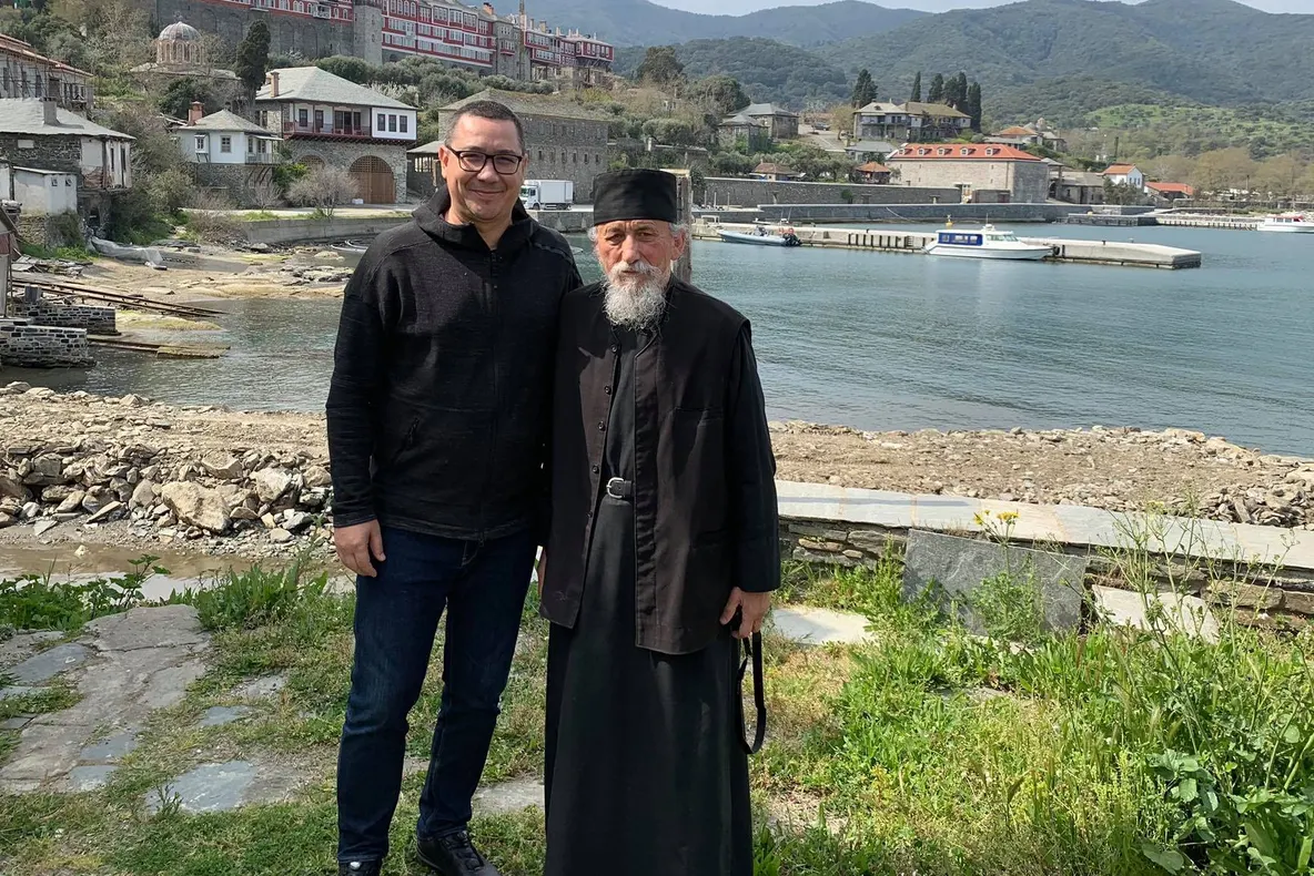 Victor Ponta caută ajutor divin la Muntele Athos