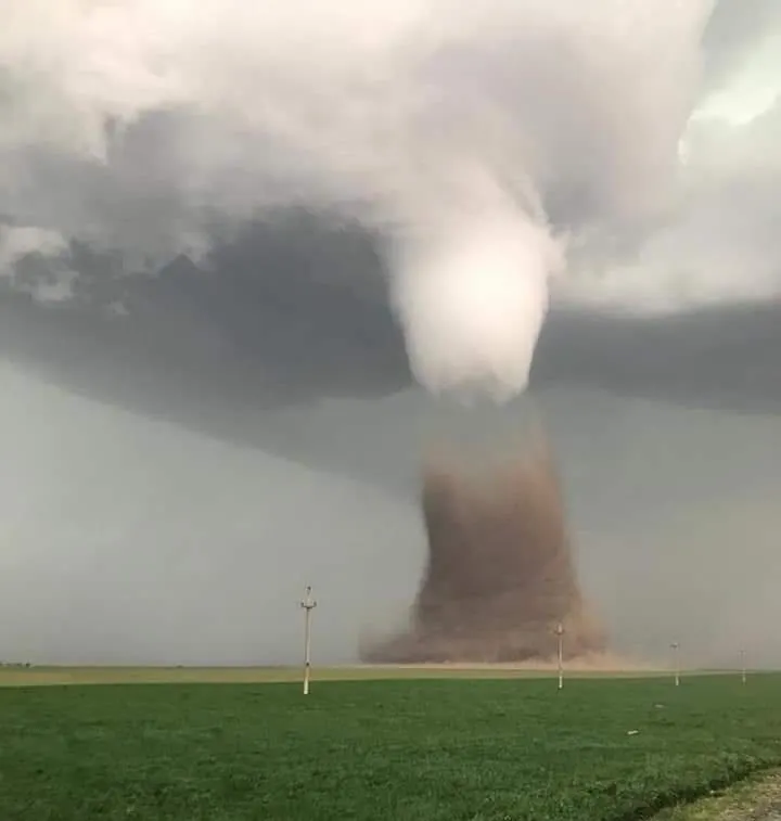 Momentul în care autocarul e aruncat pe câmp de tornadă, filmat din INTERIOR 