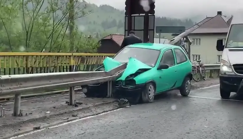 A scăpat ca prin minune, după ce mașina i s-a înfipt într-un parapet