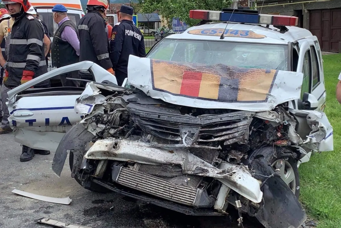 Accident grav cu mașina Poliției într-o localitate din Caraș Severin