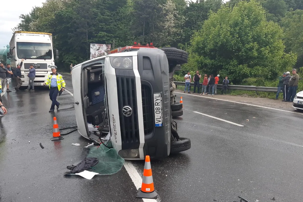 Accident cumplit pe DN 7. Un microbuz s-a răsturnat. 5 victime