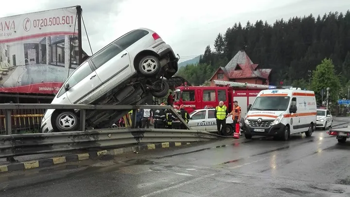Suceava: O mașină a rămas suspendată în poziție verticală pe un pod din localitatea Vama