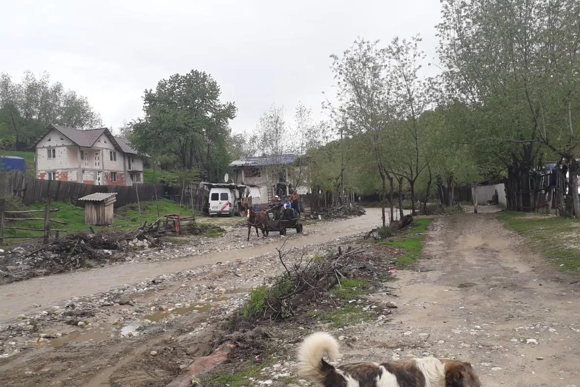 Ambulanțe blocate de viitură în Argeş, salvatorii au nevoie de ajutor