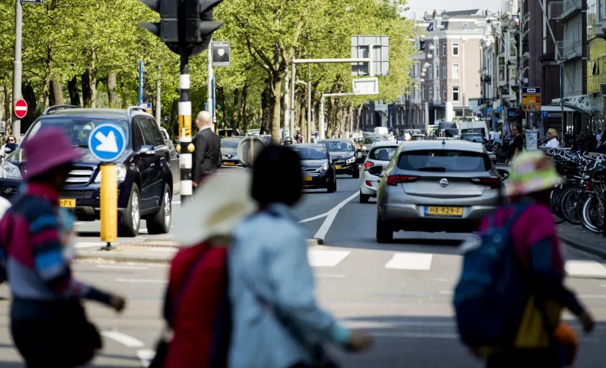 Orașul care interzice circulația mașinilor pe motorină și benzină 