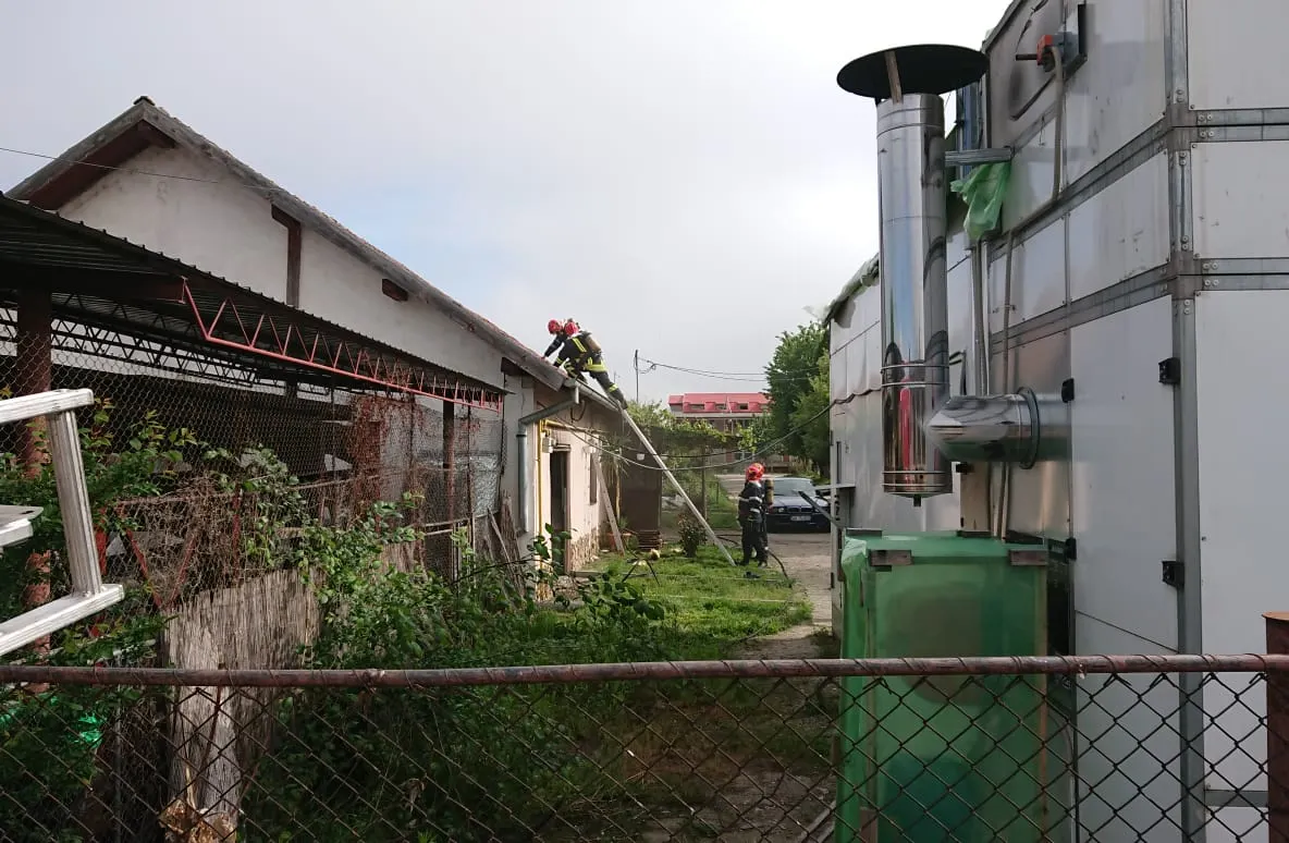 Incendiu la un atelier auto din Alba Iulia. Un scurt circuit, la un pas să provoace o tragedie