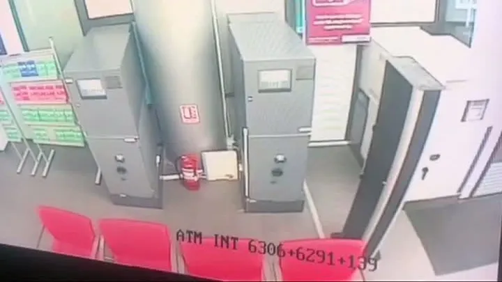 Primele imagini cu explozia de la bancomatul băncii din sectorul 3 