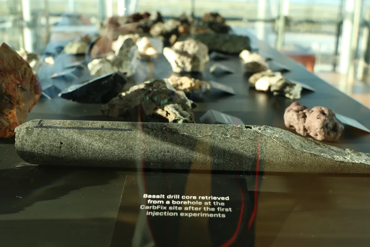 Cum transformă islandezii CO2 în rocă. Ar putea fi sfârșitul poluării globale