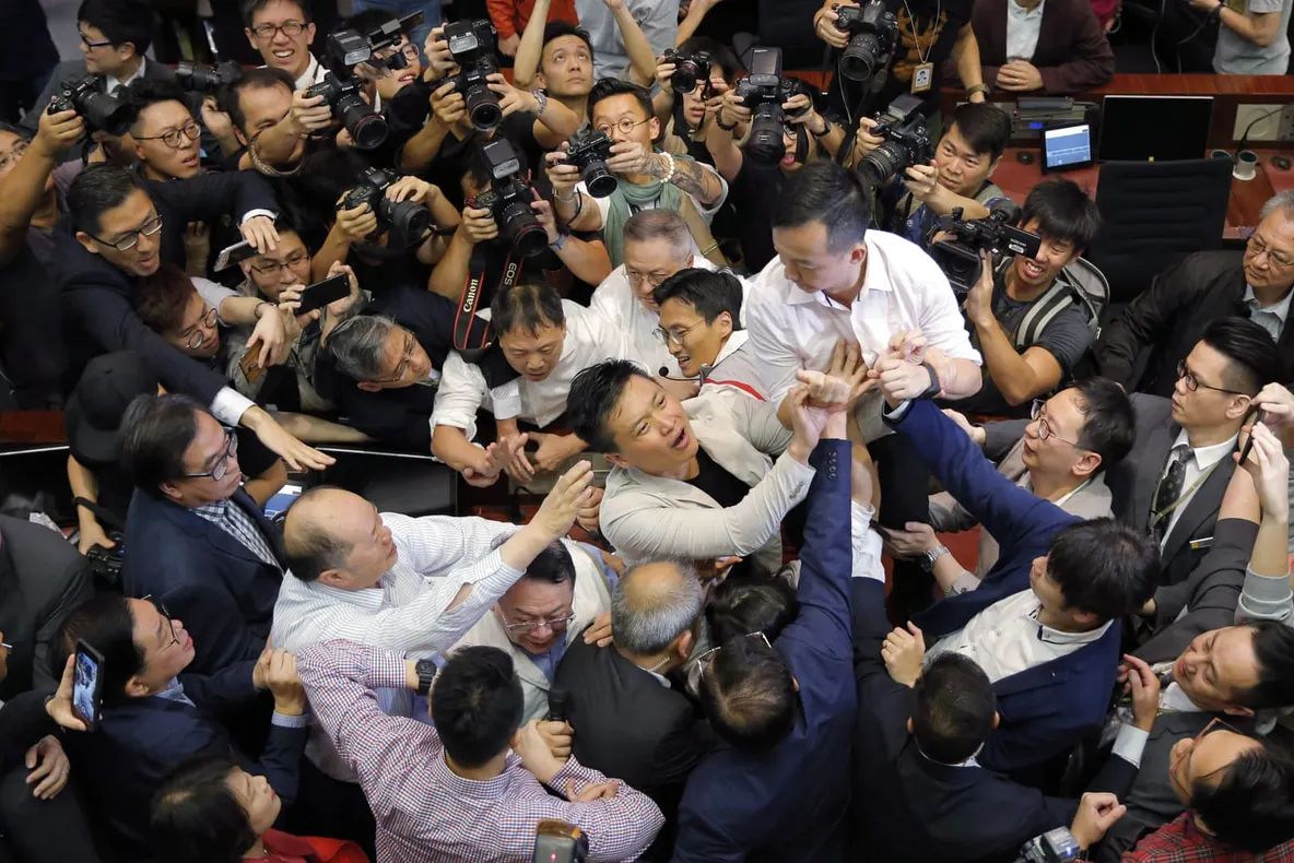 Bătaie ca în filme în parlamentul din Hong Kong. Mai mulți deputați, răniți