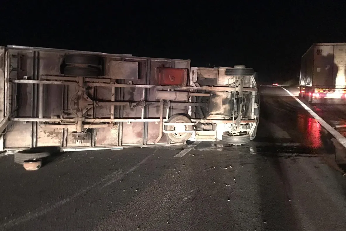 ALERTĂ! Un camion cu stupi s-a răsturnat pe A1. Avertismentul ISU: Albinele pot ataca oamenii!