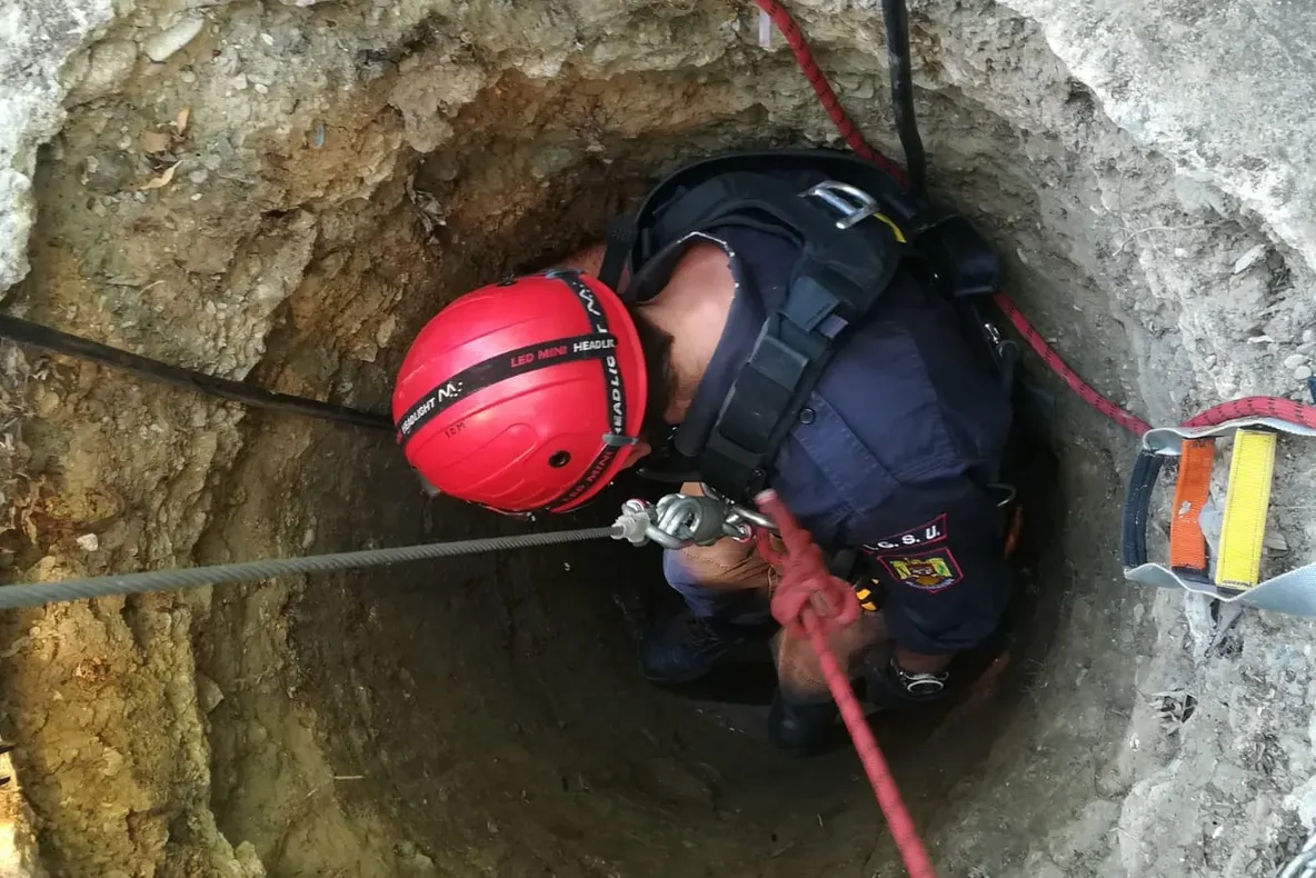 Femeie salvată dintr-o fântână adâncă de 25 de metri