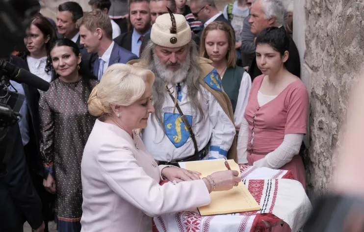 Dăncilă, în vizită la Castelul Corvinilor: A confundat data în care se află