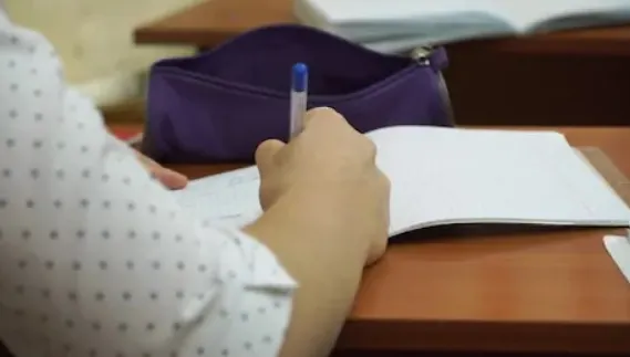 Proful i-a trimis poze XXX pe WhatsApp unei eleve de 14 ani. Când a văzut cine era fata, a înnebunit