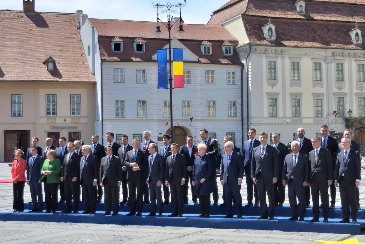 Summit Sibiu - Liderii Uniunii Europene, fotografie de grup în Piața Mare(Video)