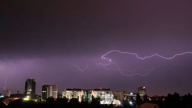Furtuni, ploi, descărcări electrice. Prognoza meteo specială pentru București. Vine urgia! 