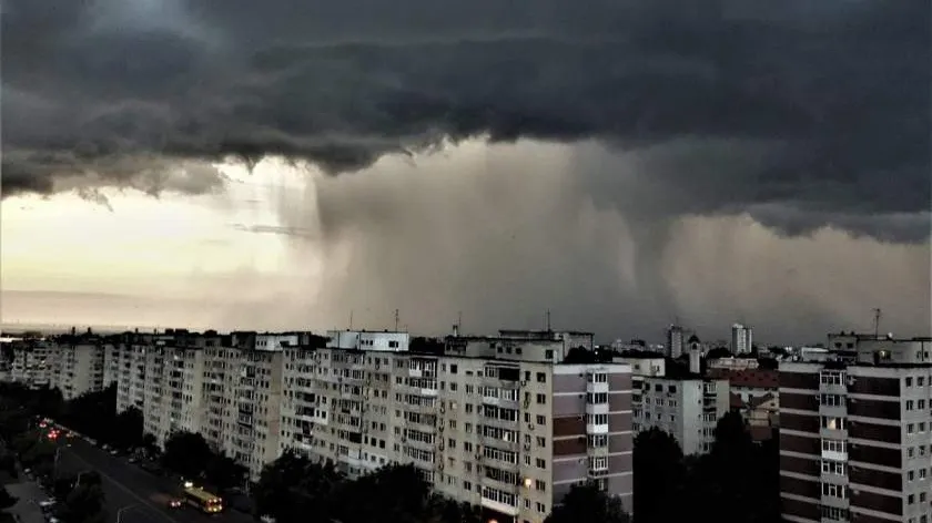 Avertizare de vreme severă! Aproape toată țara va fi lovită de ploi abundente, furtuni și vijelii 