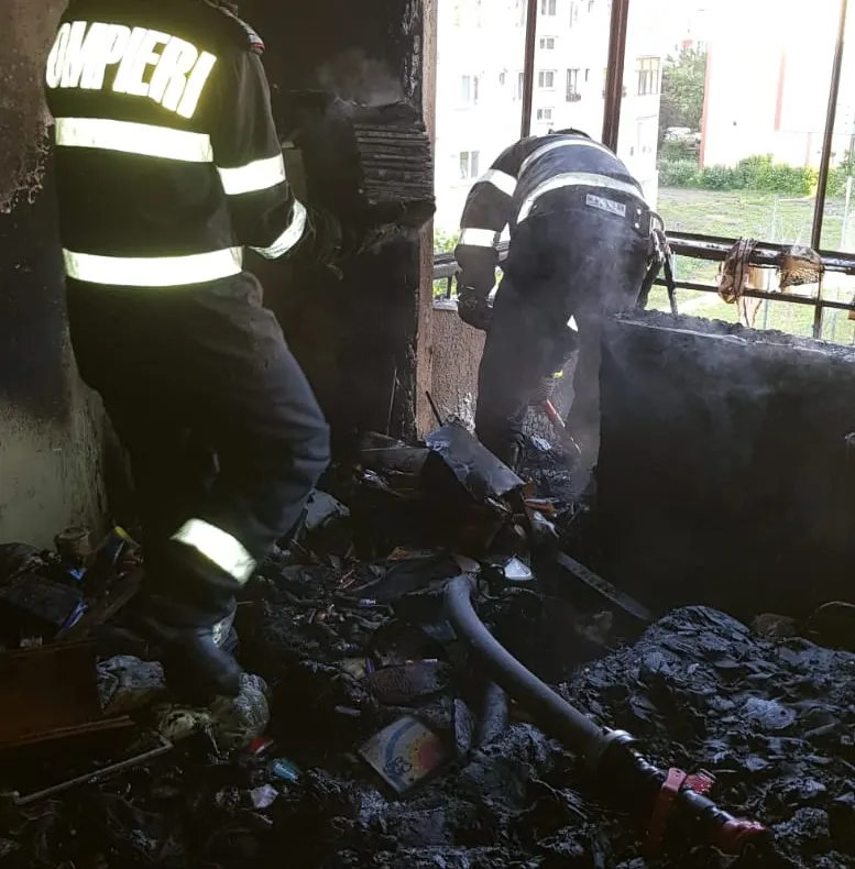 Incendiu devastator. Bărbat decedat și locatarii unui bloc, evacuați