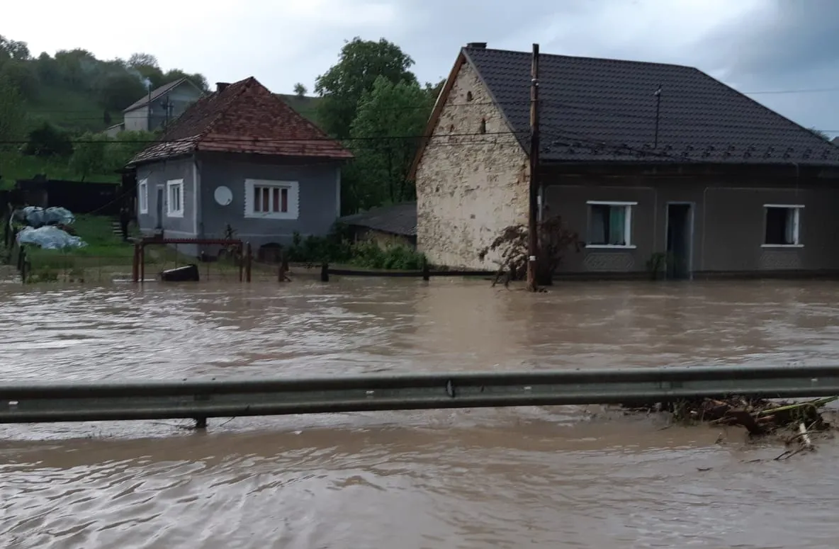 Drumuri, zeci de gospodării și insituații din Bistrița-Năsăud, inundate după ploile torențiale