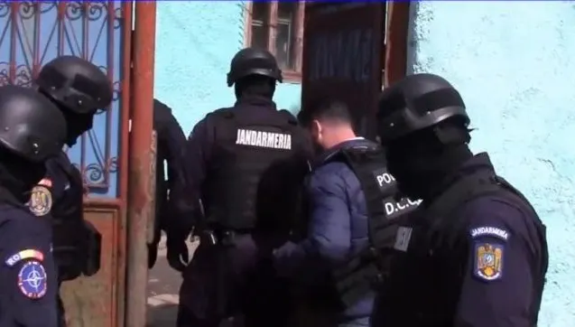 Jandarm rănit grav în timpul percheziţiilor la o reţea de falsificatori de carduri 