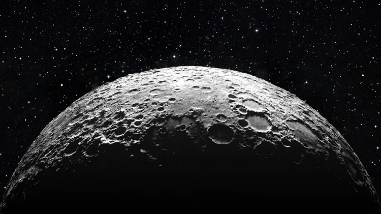 De ce se vede Luna colorată de pe Pământ