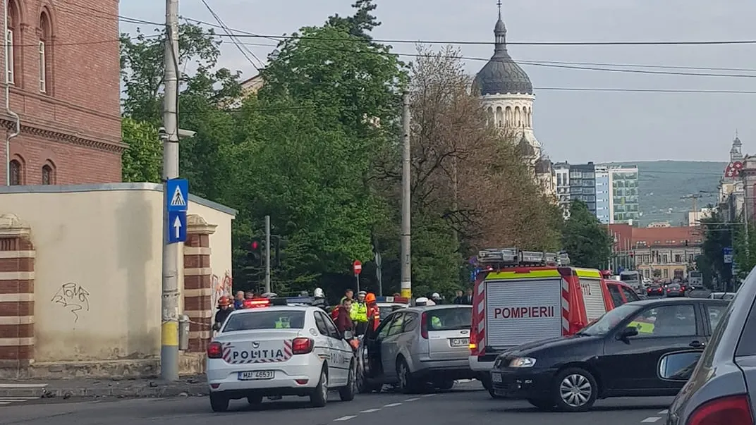Pieton lovit în plin de mașina de poliție