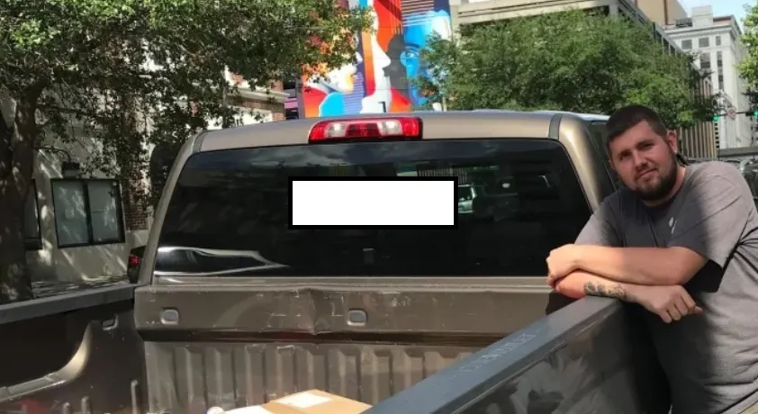 A fost oprit în trafic şi apoi arestat pentru mesajul abţibildului lipit de maşină