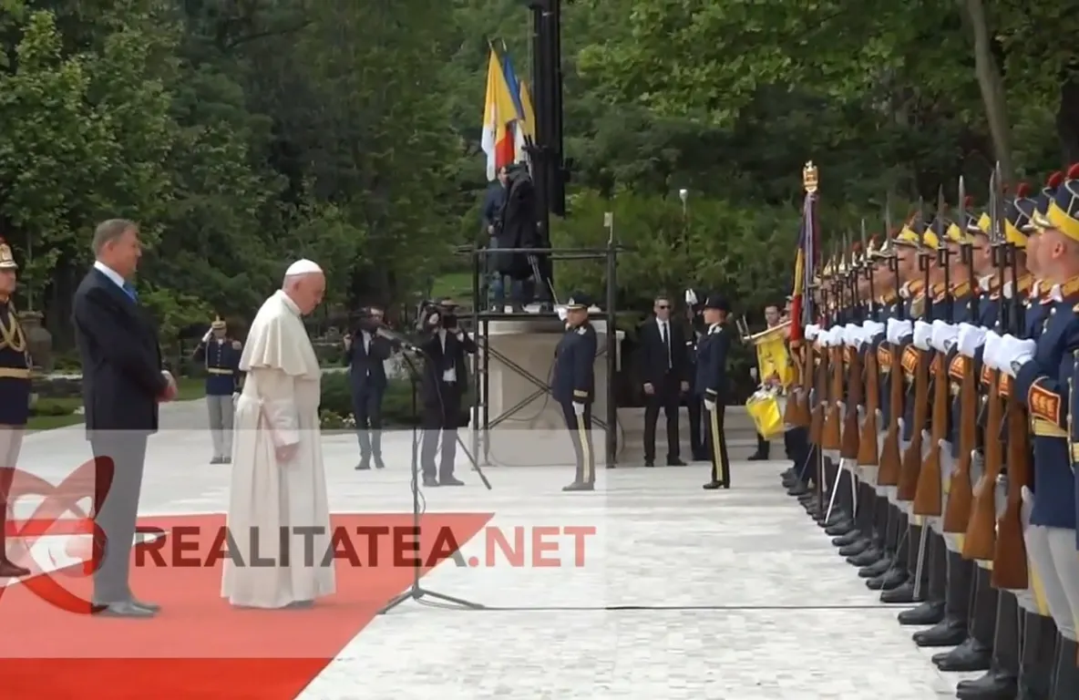 Klaus Iohannis i-a şoptit Papei Francisc cum să salute în limba română. VIDEO realitatea.net