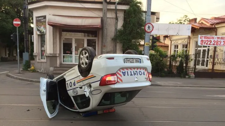 Polițist băut, la volan! Accident teribil, în centrul Ploieștiului: mașina s-a răsturnat