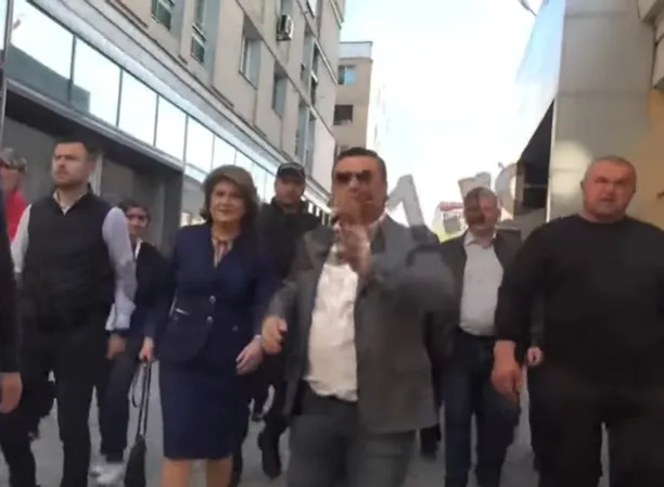 Scene halucinante, Rovana Plumb şi Carmen Avram, evacuate cu huiduieli (VIDEO)