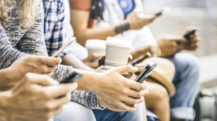 Cum sunt afectaţi tinerii care "stau" pe Instagram şi Facebook. Veştile sunt dezastruoase