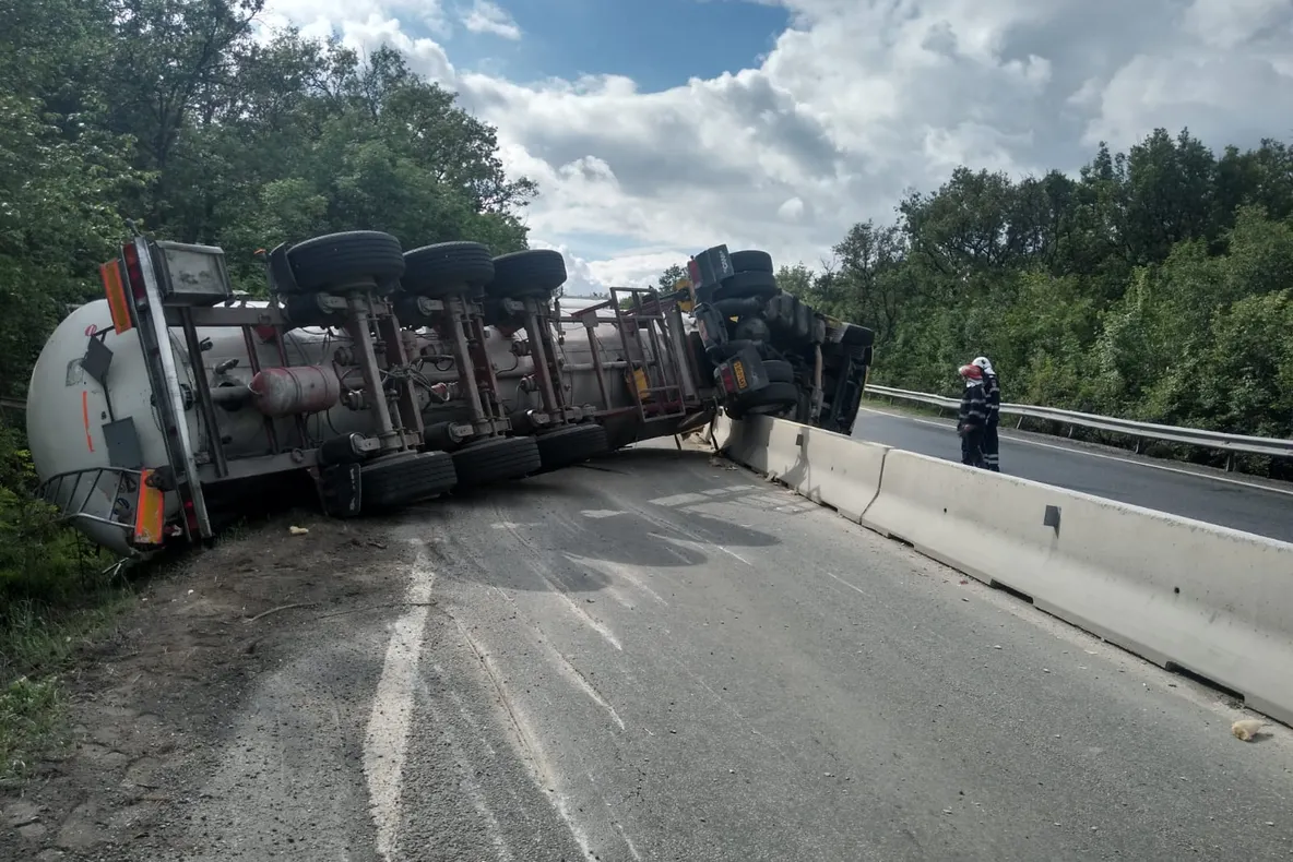 Cisternă încărcată cu o substanță periculoasă, răsturantă. Traficul a fost deviat