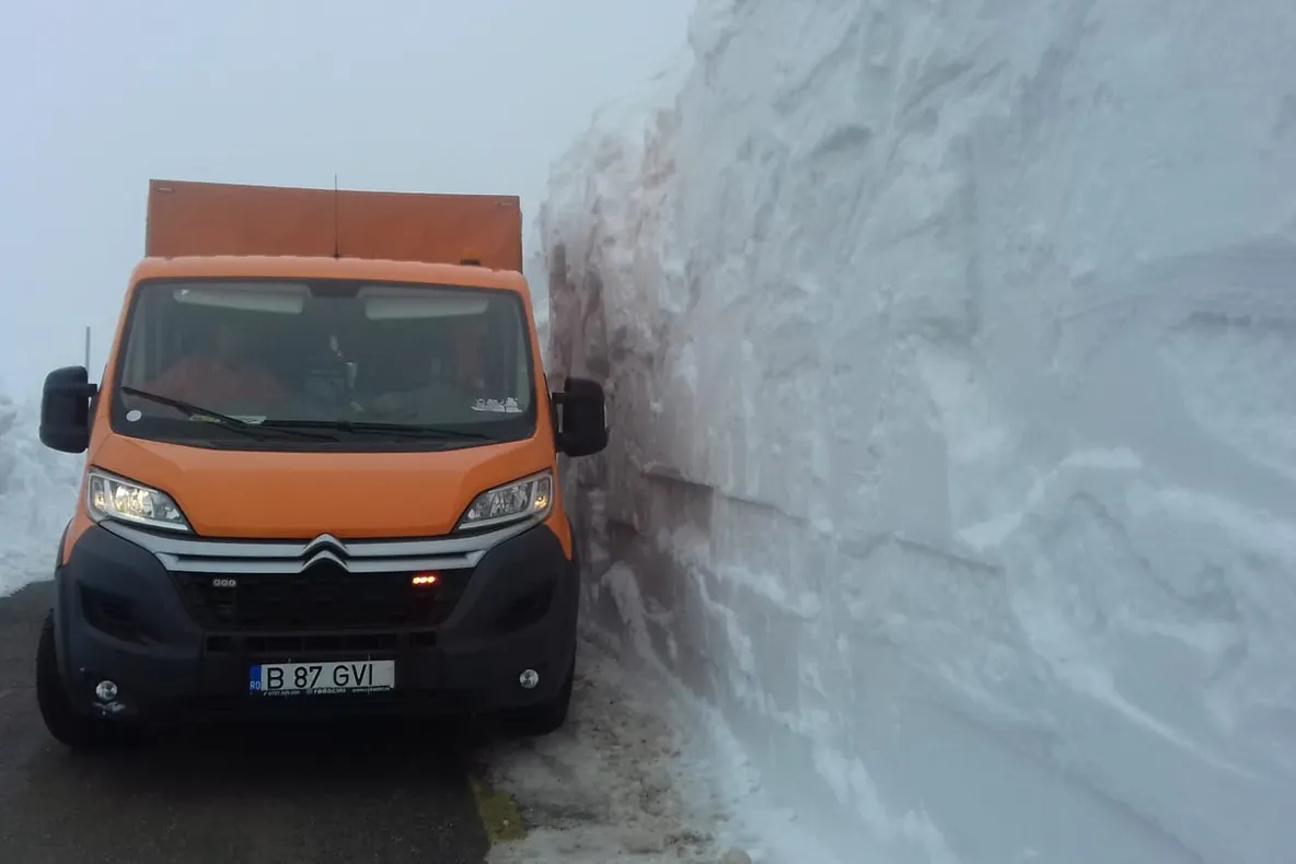 Zăpadă de 7 metri în România. Cum arată șoseaua?