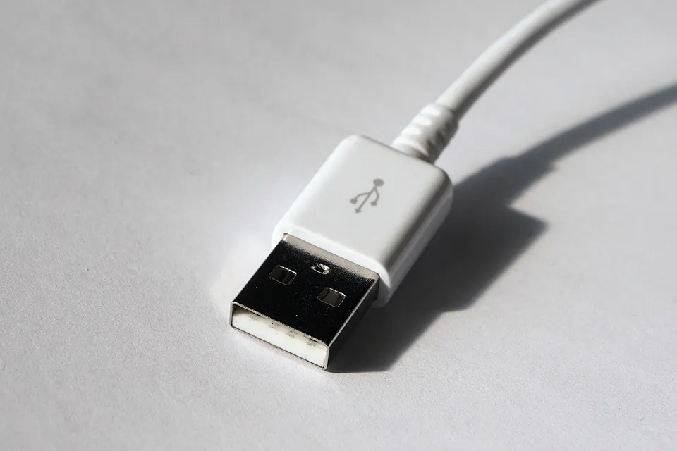 De ce e mereu atât de enervant și dificil să conectezi un USB la laptop