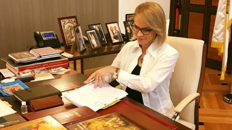Acuzații incredibile: ”Gabriela Firea trimite pe cineva la grupurile PNL și USR să dea cu tămâie”
