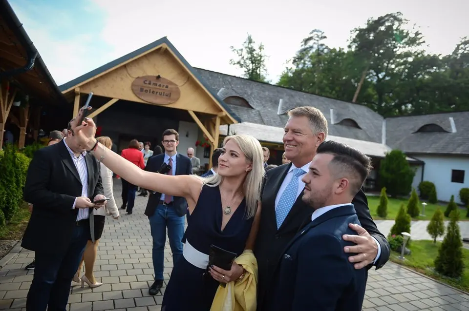 Cum au petrecut Iohannis și liberalii la un restaurant din Sibiu. Imagini inedite