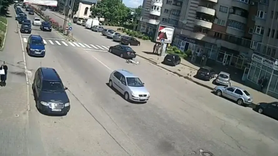 O mamă și copilul ei, loviți de o mașină pe trecerea de pietoni. Imagini teribile