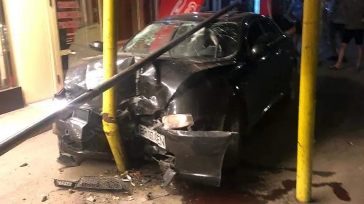 Accident grav, într-o stație de autobuz: o victimă