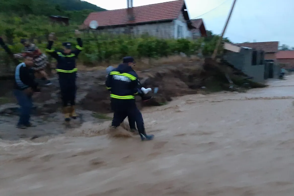 Vremea rea face RAVAGII: copaci doborâți și inundații. Cod portocaliu de ploi și vijelii în jumătate de țară