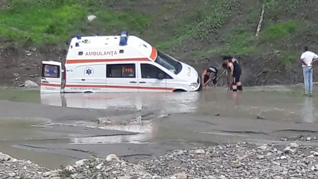 Imagini șocante cu țara scoasă din noroaie! Totul s-a întâmplat în Vrancea