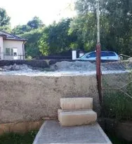 Sechestrați în propriile curți, după o asfaltare halucinantă